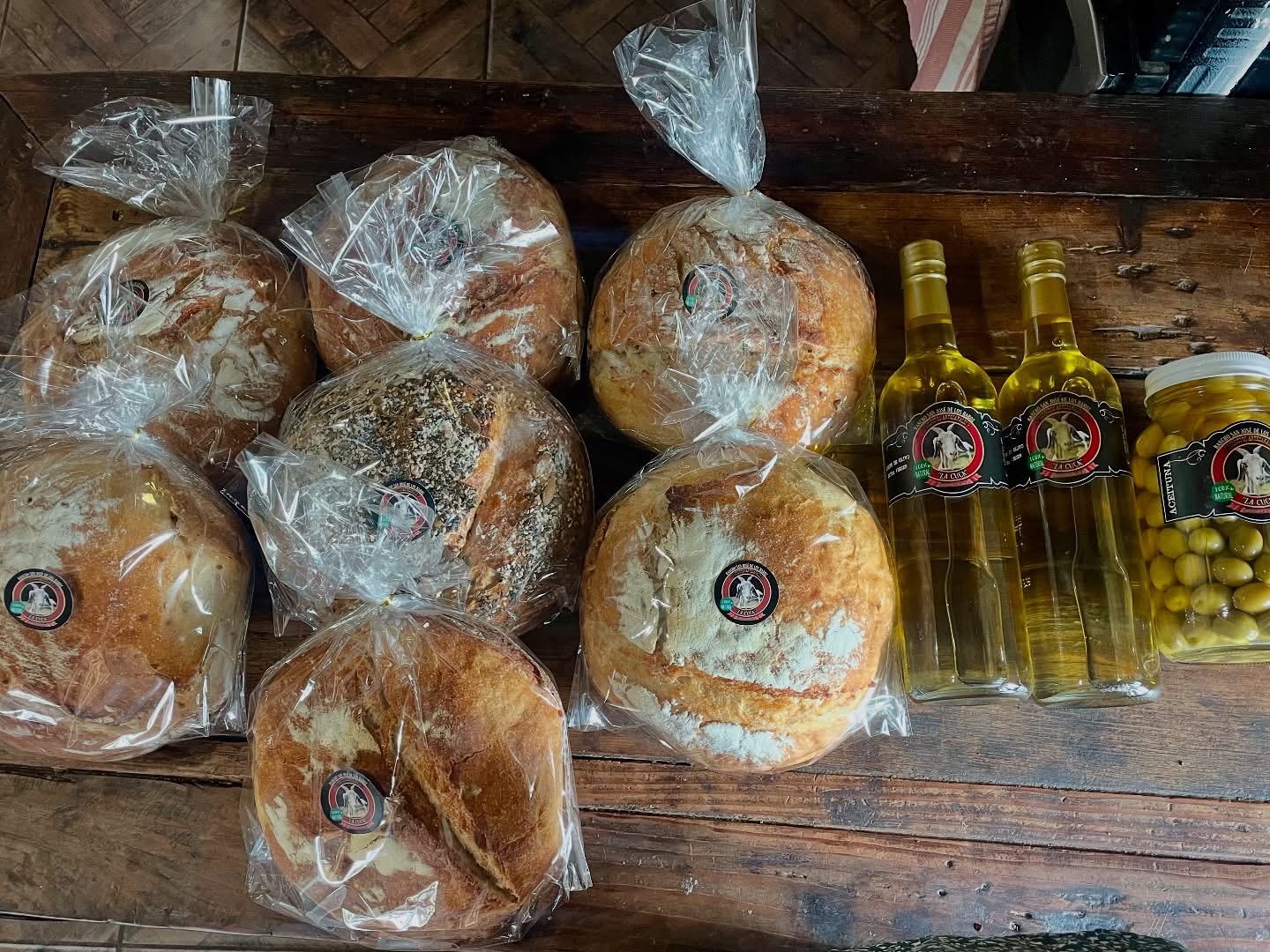 Panes de masa madre con aceite de oliva y aceitunas